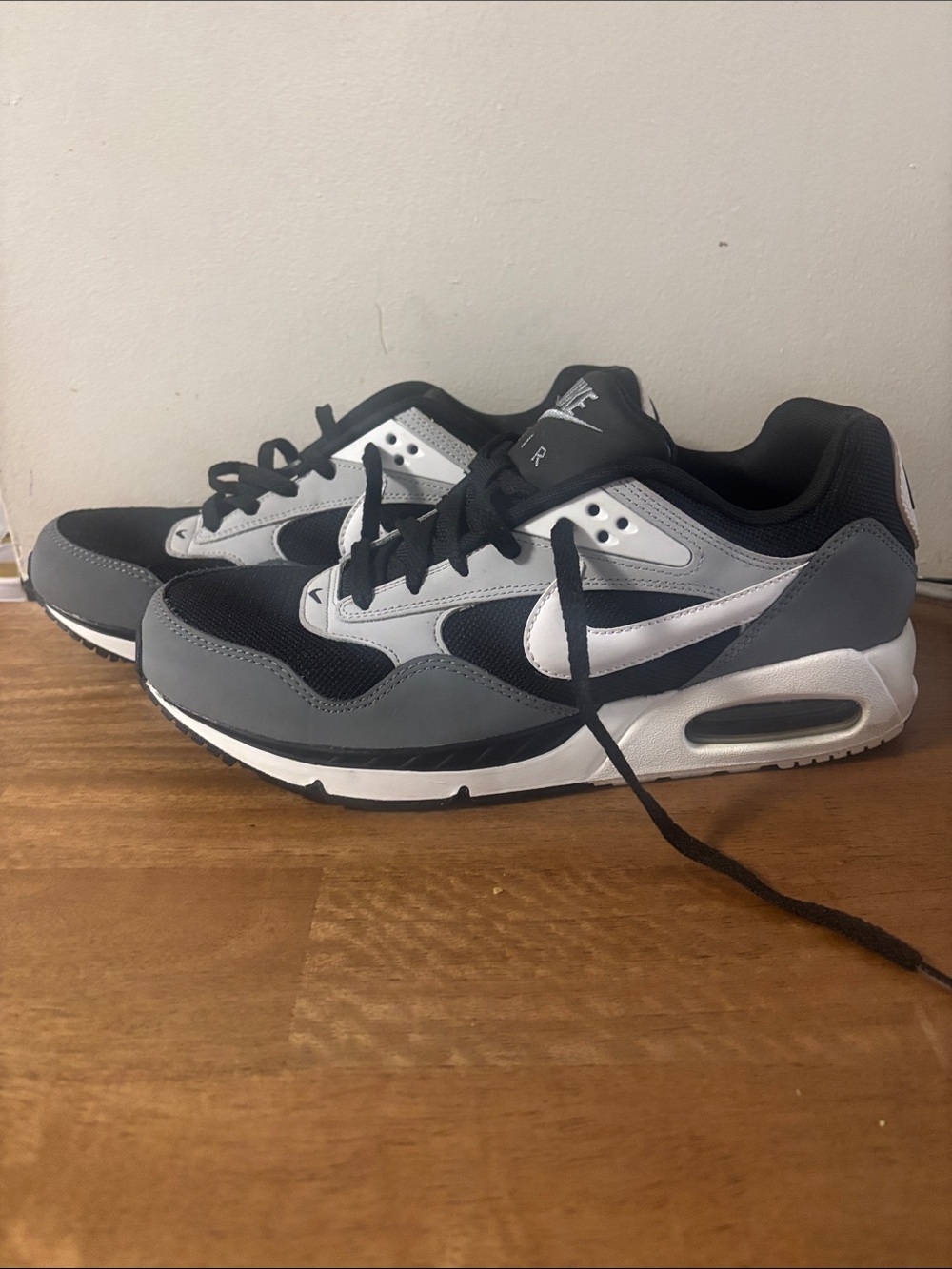 Nike Men’s Air Max Sneakers - Black, Gray, White size 10